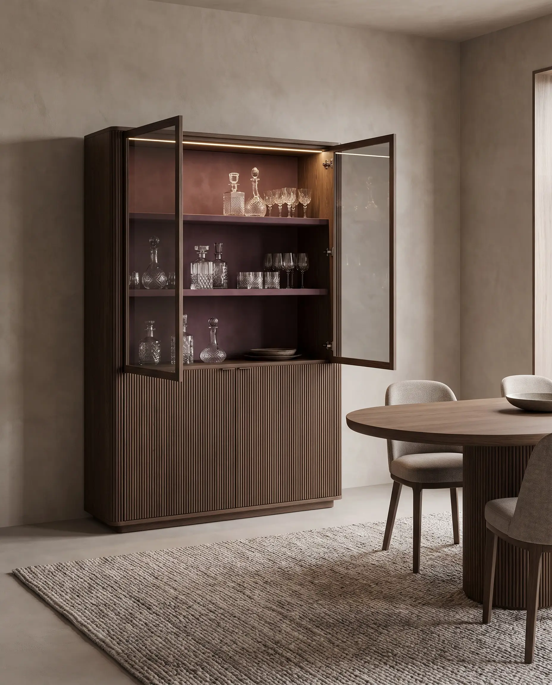 Mobile bar monumentale per la sala da pranzo con ante cannettate in rovere, pannelli in vetro fumé e interni laccati nella profonda tonalità prugna Brinjal.